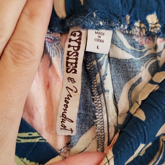 GYPSIES & MOONDUST Floral Shorts - Picture 4 of 4